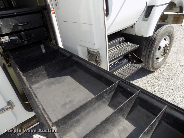 image for item DE7664 2003 International 7400 digger derrick truck