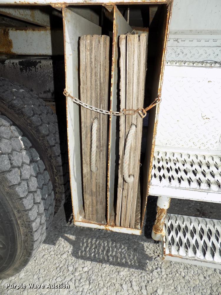 image for item DE7664 2003 International 7400 digger derrick truck