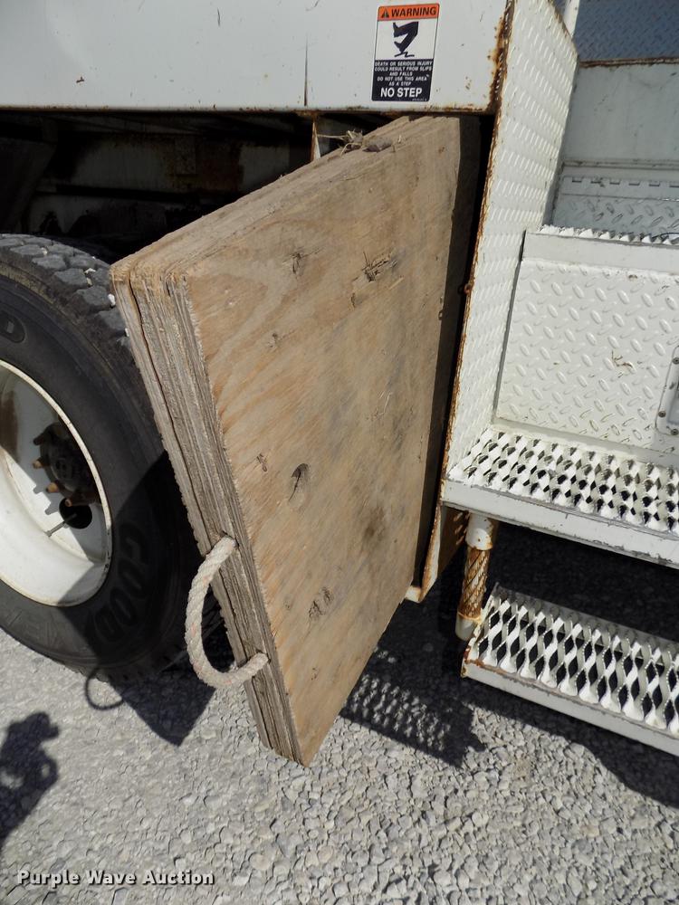 image for item DE7664 2003 International 7400 digger derrick truck