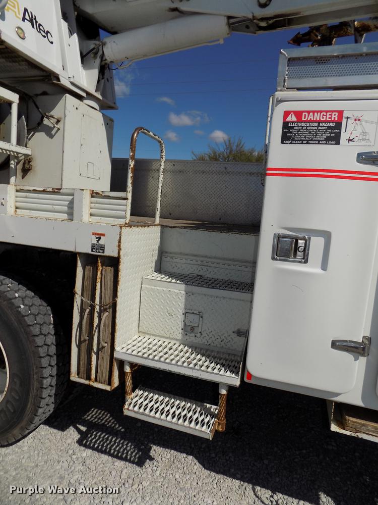 image for item DE7664 2003 International 7400 digger derrick truck