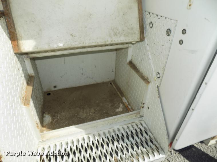 image for item DE7664 2003 International 7400 digger derrick truck