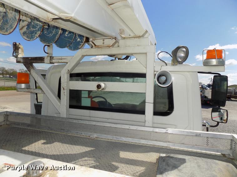 image for item DE7664 2003 International 7400 digger derrick truck