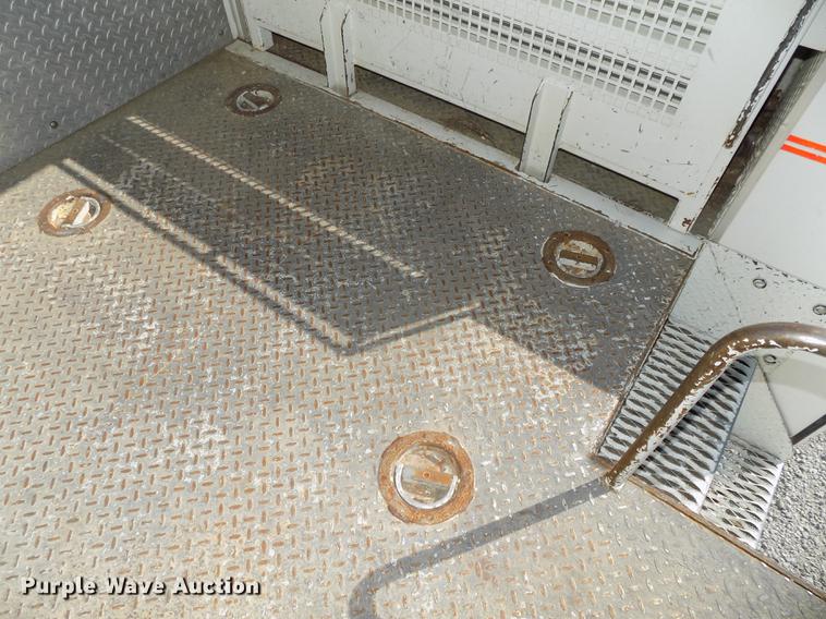 image for item DE7664 2003 International 7400 digger derrick truck