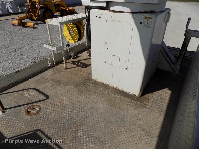 image for item DE7664 2003 International 7400 digger derrick truck