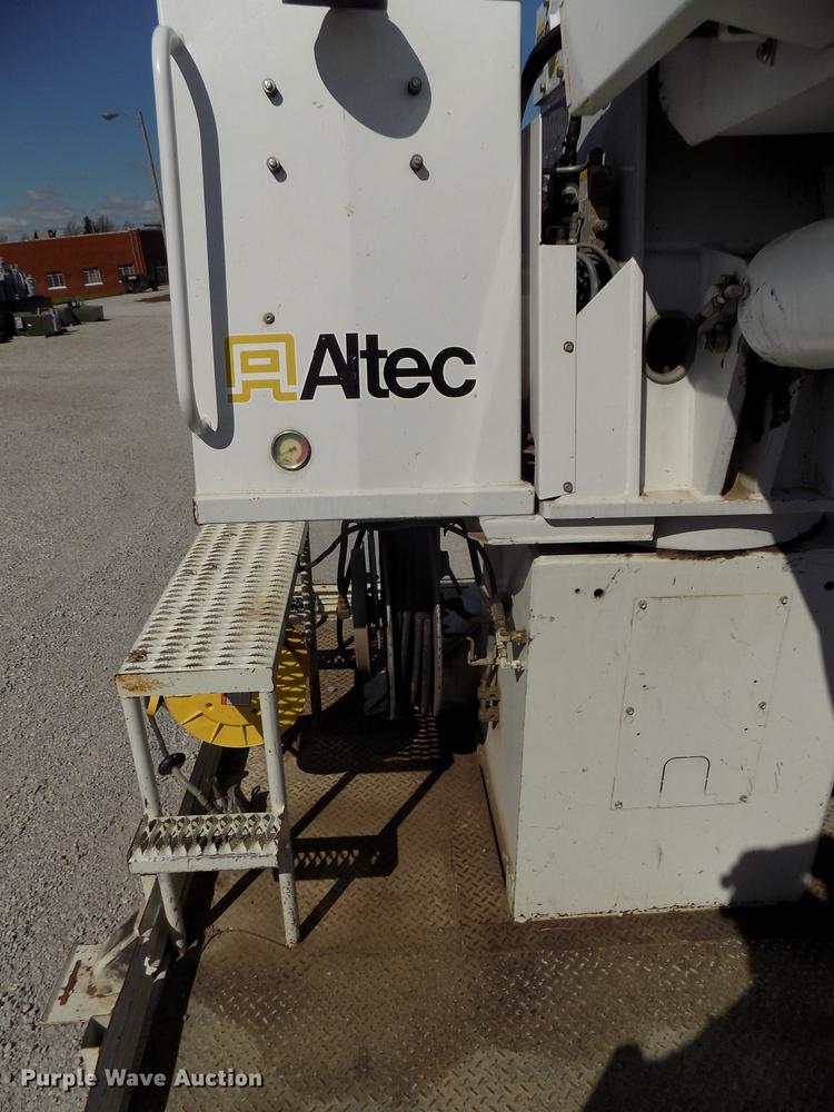 image for item DE7664 2003 International 7400 digger derrick truck