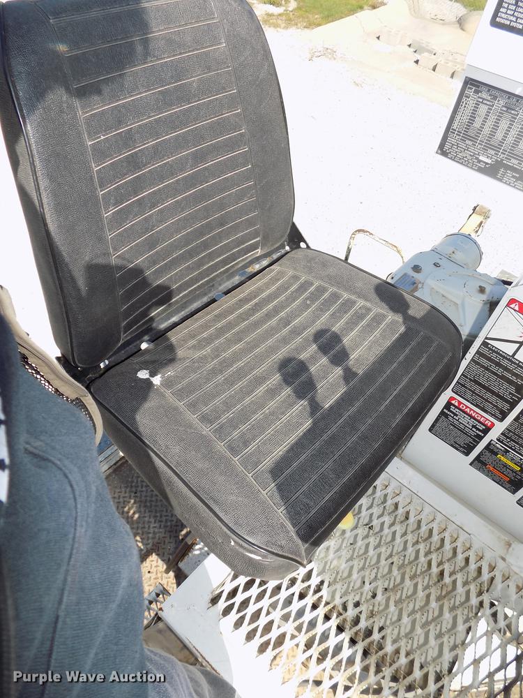 image for item DE7664 2003 International 7400 digger derrick truck