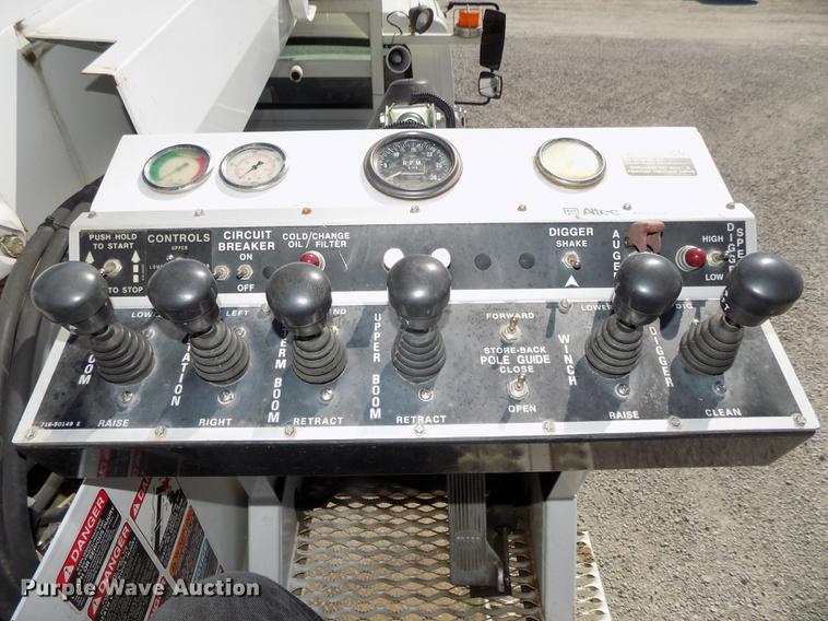 image for item DE7664 2003 International 7400 digger derrick truck