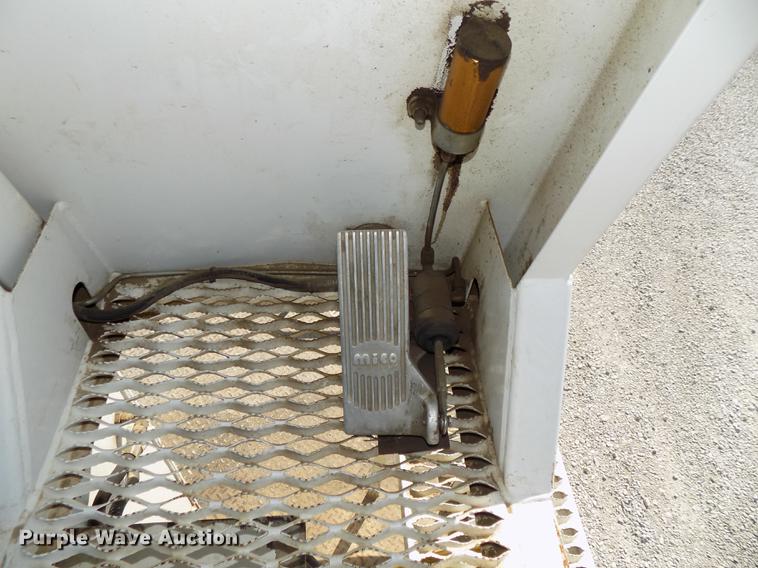 image for item DE7664 2003 International 7400 digger derrick truck