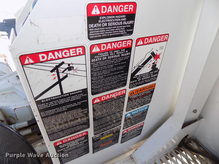 image for item DE7664 2003 International 7400 digger derrick truck