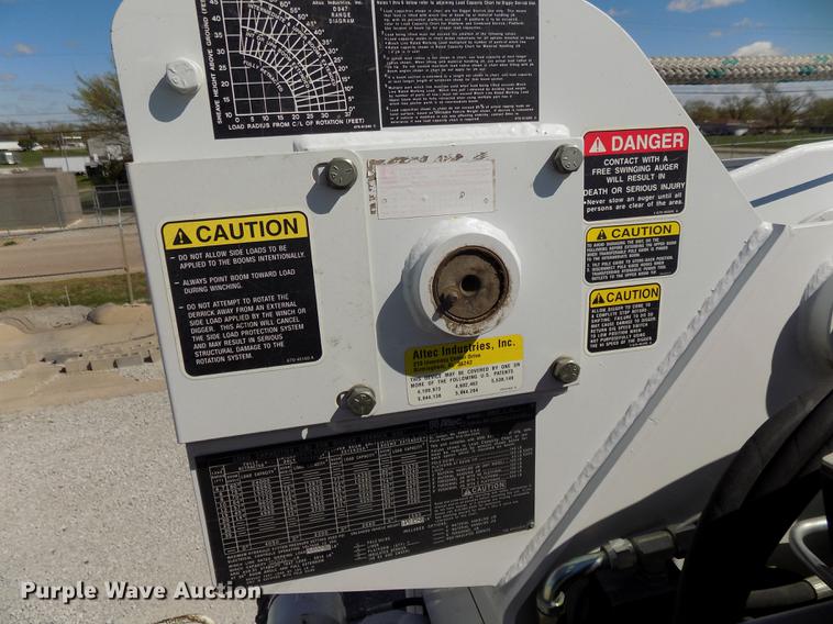 image for item DE7664 2003 International 7400 digger derrick truck