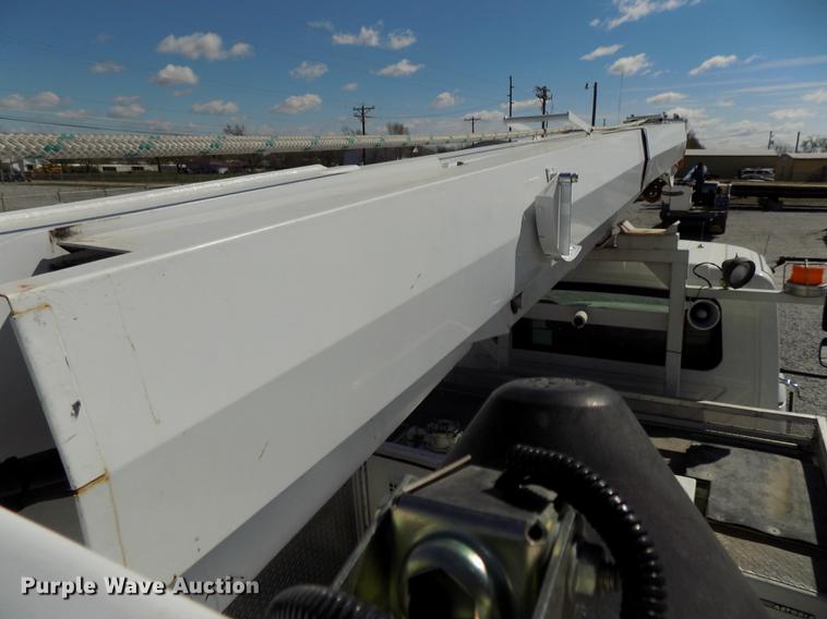 image for item DE7664 2003 International 7400 digger derrick truck