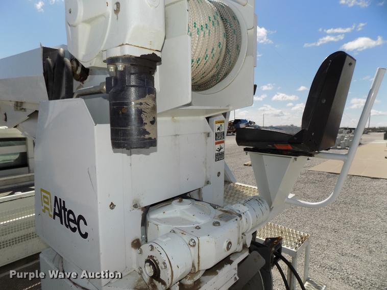 image for item DE7664 2003 International 7400 digger derrick truck