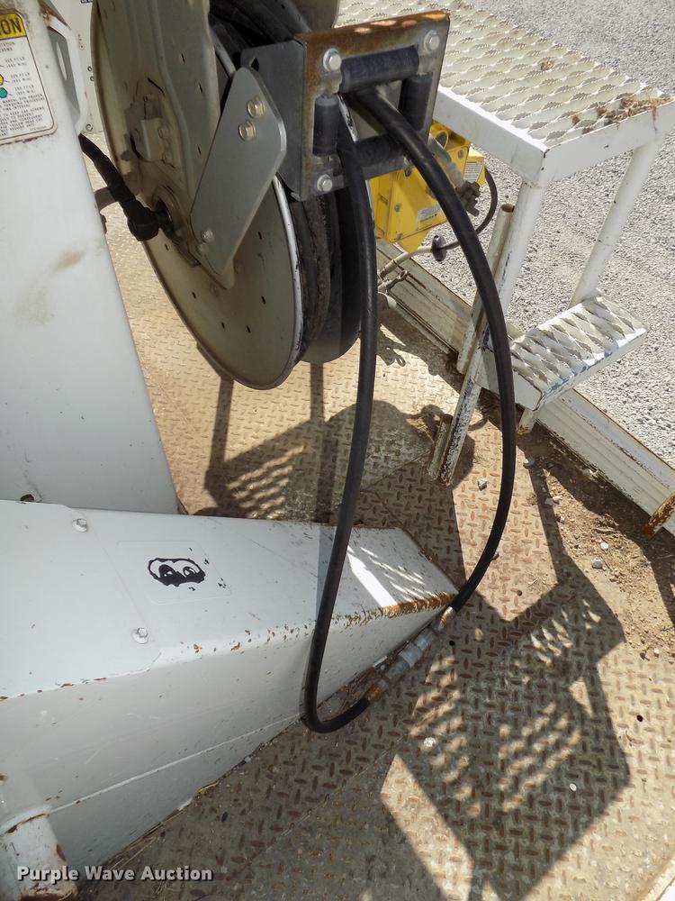 image for item DE7664 2003 International 7400 digger derrick truck