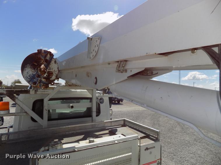 image for item DE7664 2003 International 7400 digger derrick truck