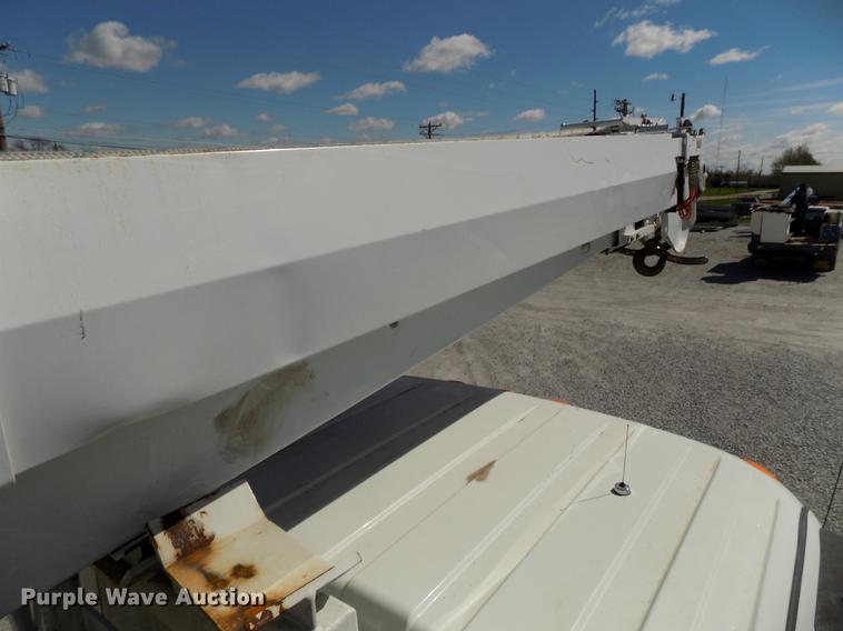 image for item DE7664 2003 International 7400 digger derrick truck