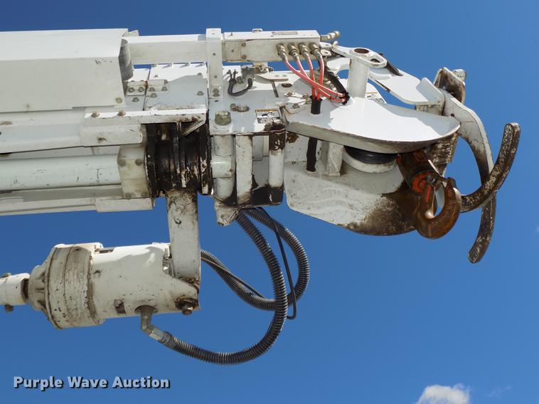 image for item DE7664 2003 International 7400 digger derrick truck