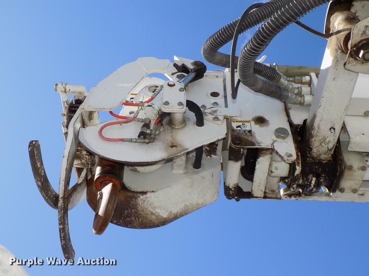 image for item DE7664 2003 International 7400 digger derrick truck