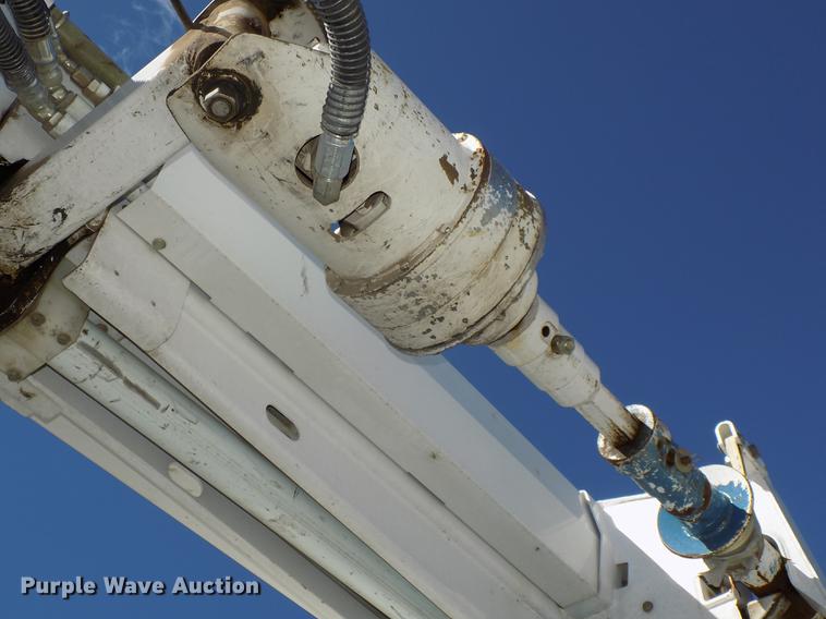 image for item DE7664 2003 International 7400 digger derrick truck