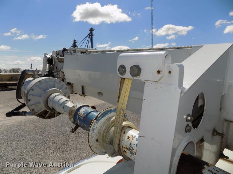 image for item DE7664 2003 International 7400 digger derrick truck