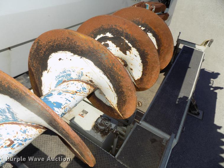 image for item DE7664 2003 International 7400 digger derrick truck