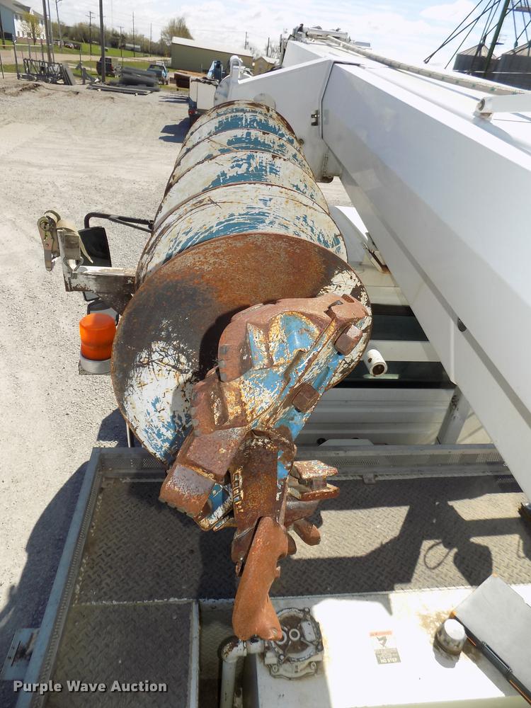 image for item DE7664 2003 International 7400 digger derrick truck