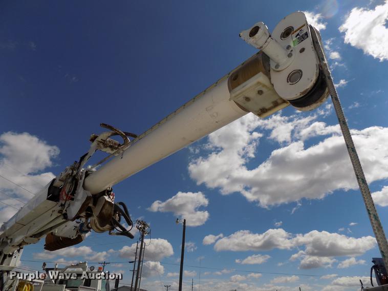 image for item DE7664 2003 International 7400 digger derrick truck