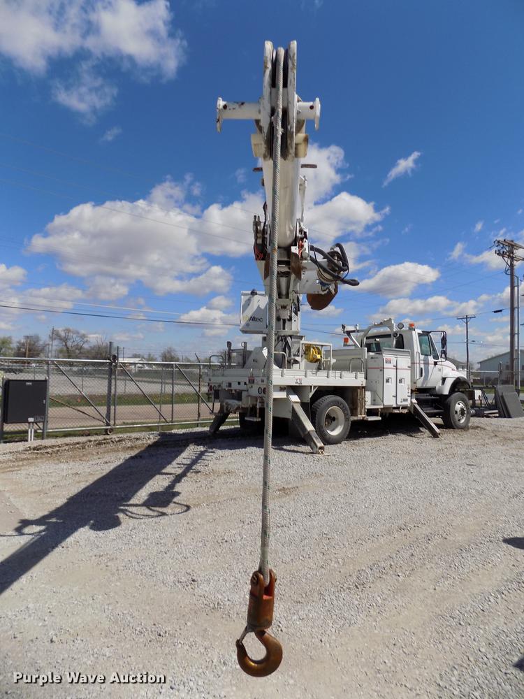 image for item DE7664 2003 International 7400 digger derrick truck