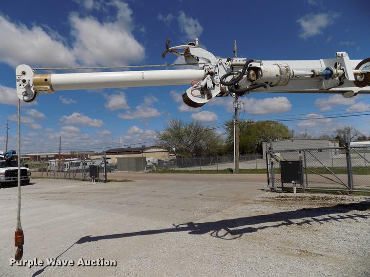 image for item DE7664 2003 International 7400 digger derrick truck