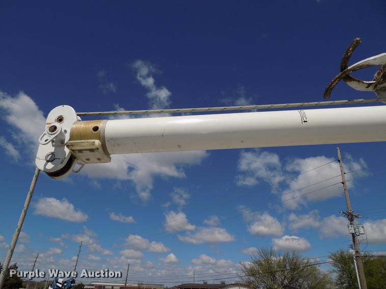 image for item DE7664 2003 International 7400 digger derrick truck