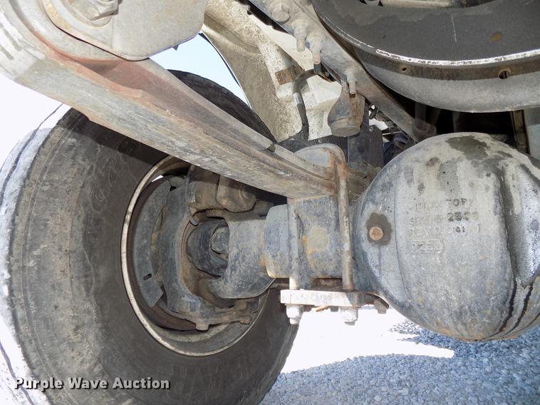 image for item DE7664 2003 International 7400 digger derrick truck