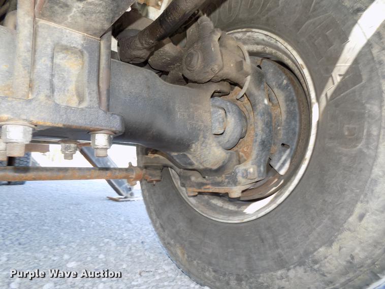 image for item DE7664 2003 International 7400 digger derrick truck