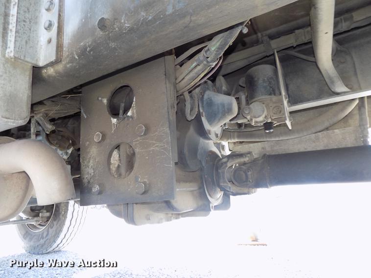 image for item DE7664 2003 International 7400 digger derrick truck