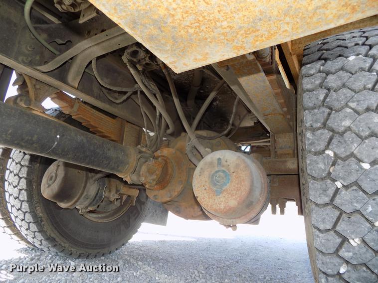 image for item DE7664 2003 International 7400 digger derrick truck