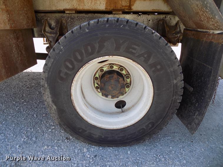 image for item DE7664 2003 International 7400 digger derrick truck