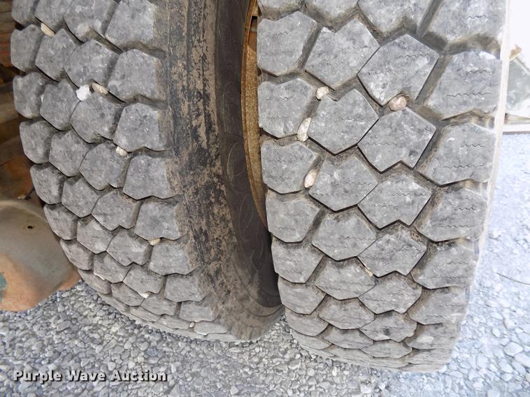 image for item DE7664 2003 International 7400 digger derrick truck