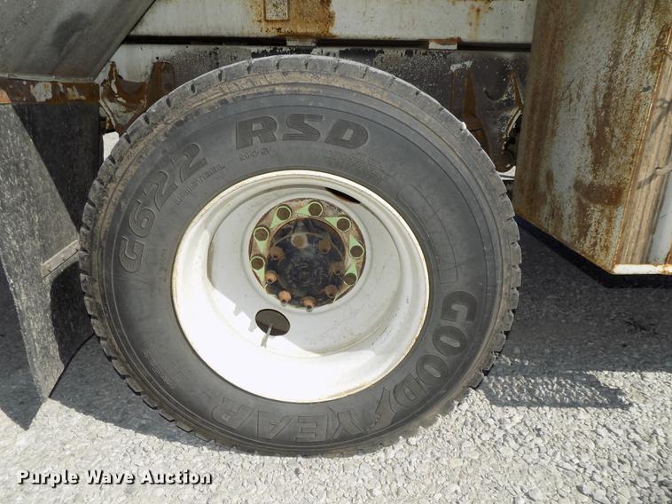 image for item DE7664 2003 International 7400 digger derrick truck