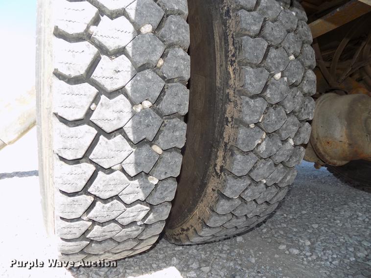 image for item DE7664 2003 International 7400 digger derrick truck