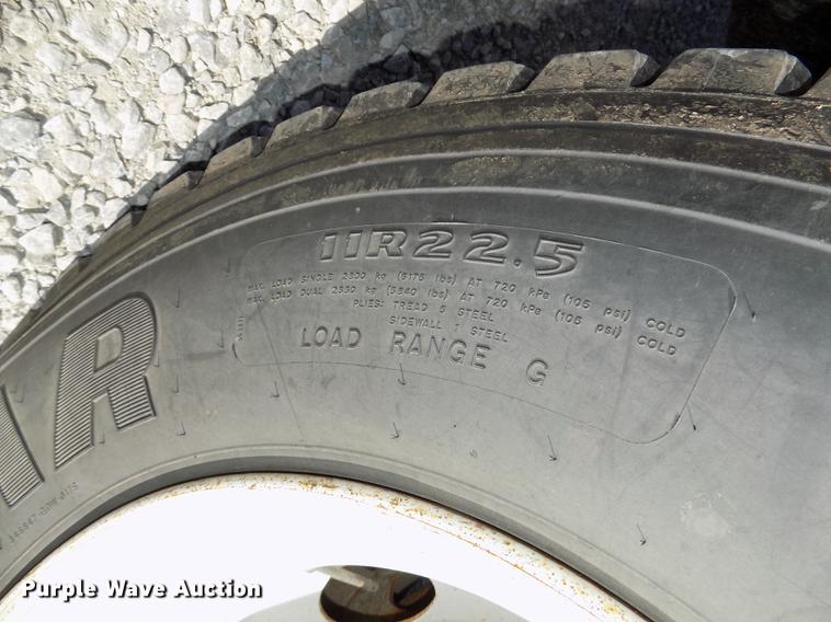 image for item DE7664 2003 International 7400 digger derrick truck