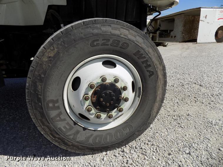 image for item DE7664 2003 International 7400 digger derrick truck