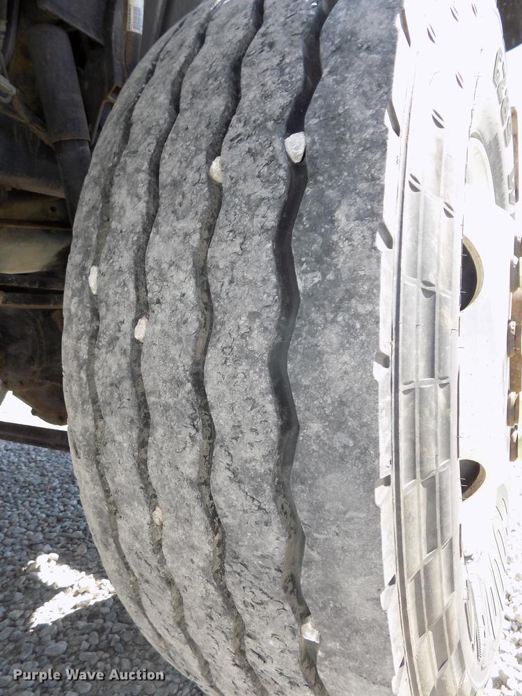 image for item DE7664 2003 International 7400 digger derrick truck