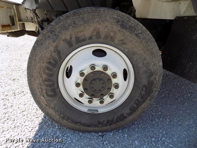 image for item DE7664 2003 International 7400 digger derrick truck