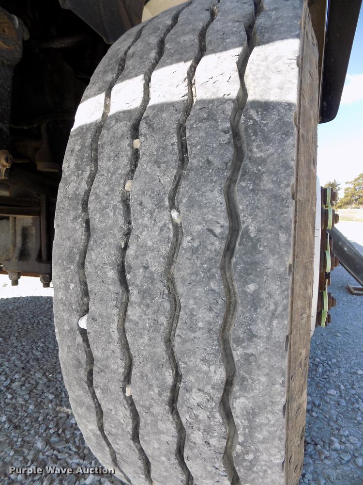 image for item DE7664 2003 International 7400 digger derrick truck