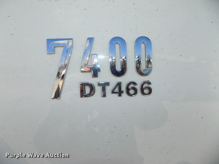 image for item DE7664 2003 International 7400 digger derrick truck