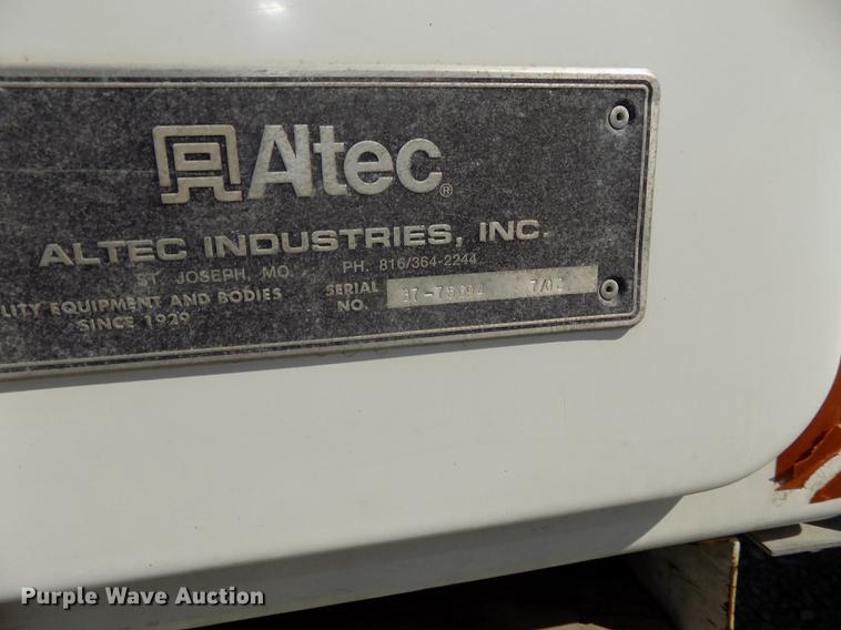 image for item DE7664 2003 International 7400 digger derrick truck