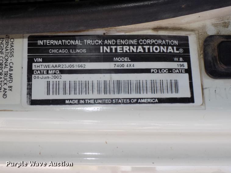image for item DE7664 2003 International 7400 digger derrick truck