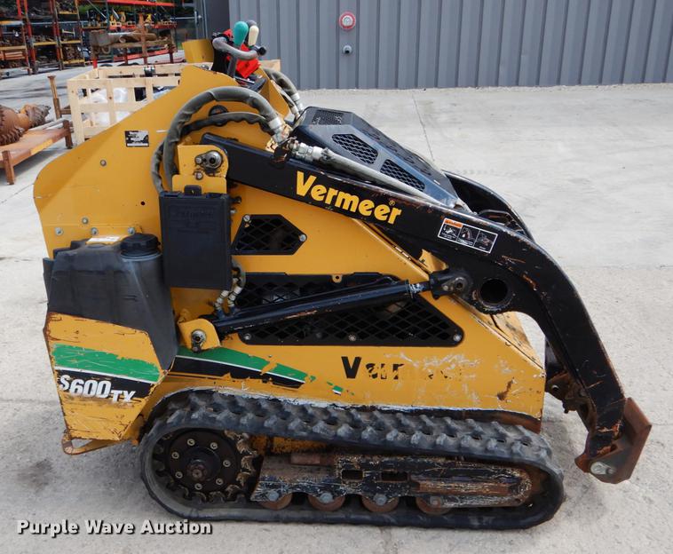image for item DE8311 2007 Vermeer S600TX compact utility loader