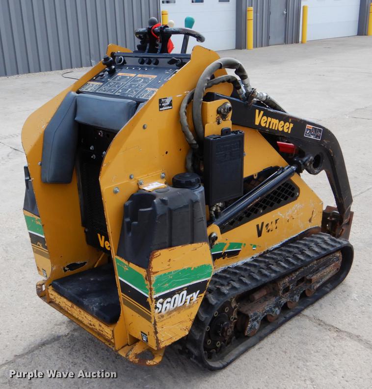 image for item DE8311 2007 Vermeer S600TX compact utility loader