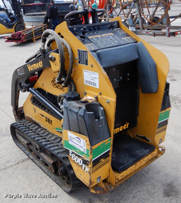 image for item DE8311 2007 Vermeer S600TX compact utility loader