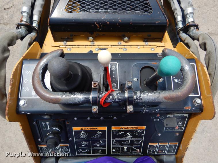 image for item DE8311 2007 Vermeer S600TX compact utility loader