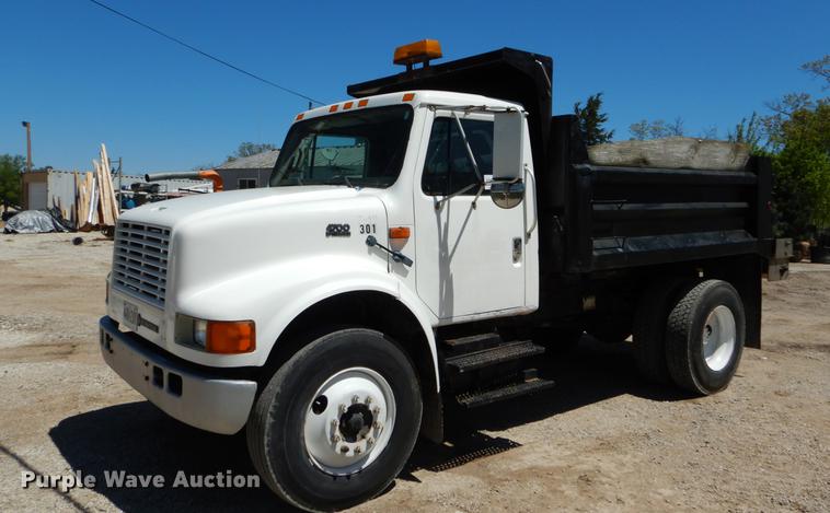 image for item DE8348 2002 International 4700 dump truck